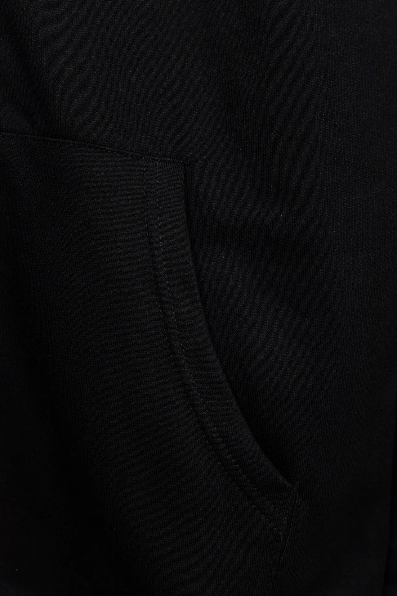 P240 Style No.: Y055 Ralph Lauren/Ralph Lauren pony embroidered zipper cardigan hooded sweatshirt. A one-of-a-kind sweatshirt for autumn and winter is here. You can wear it casually no matter how you wear it! ! This hooded sweatshirt is decorated with the simple style that represents Ralph Lauren and is paired with a pony embroidery pattern, which is three-dimensional and full! The solid color fabric paired with exquisite embroidery instantly sets it off! Hooded sports design, loose and casual fit! The overall texture is very strong! Through the pictures, we can feel the thickness and texture of custom-woven and dyed threads. The workmanship is exquisite. They are shipped from major foreign trade factories. They are all made by masters with many years of experience. Everything is of high standards and requirements! Simple and versatile model ~ Made of imported pique cotton fabric, which is super delicate and soft, close to the body without being tied. All fabrics and accessories are original custom-made and of high quality! Perfectly reflects the brand’s sense of superiority! Standard cut, comfortable stretch, unrestricted movement! Highly practical, high-end and classy! Versatile style ~ can be paired with jeans or jogging pants. Ideal for transitioning from your morning commute to weekend events! Tag, hanging particles, washed, packaging bag, full set of accessories, very good-looking, super exquisite workmanship, size: S-XL, color: navy, black, gray